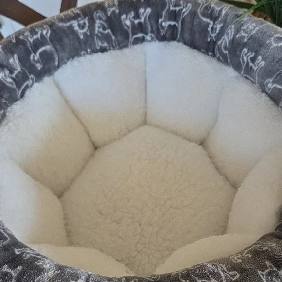 Cupcakes & Cashmere Gray Patterned Pet Bed - Picture 9 of 12